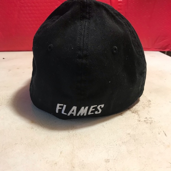 Calgary Fames hat. 15$ or bundle 3 items/ 25$ - Picture 5 of 6